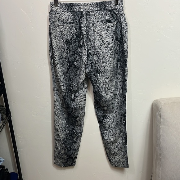 𝅺W118 by Walter Baker Drawstring Python Design Relax Fit Straight leg Pant Sz S - Picture 2 of 12